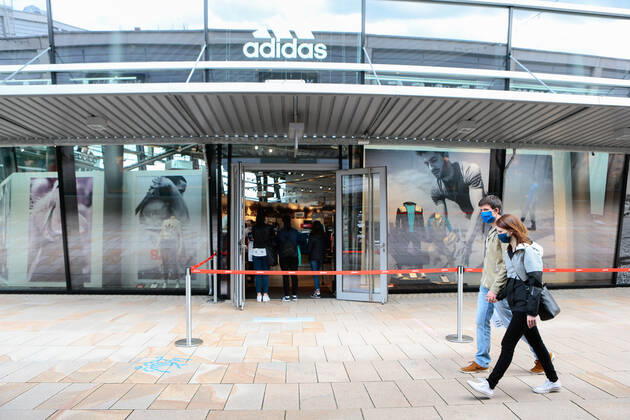 25 04 2020, xtgx, Consequences of the Corona Virus in Wolfsburg, customers with masks at Designer Outlet Wolfsburg DOW, Outlet Center In Wolfsburg, it is mandatory to wear a mask that covers mouth and nose in all shops and buses Wolfsburg