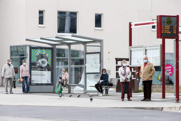 25 04 2020, xtgx, Consequences of the Corona Virus in Wolfsburg, passengers wait for their bus with masks on their faces In Wolfsburg, there is a duty to wear a mask that covers mouth and nose in all shops and on buses Wolfsburg