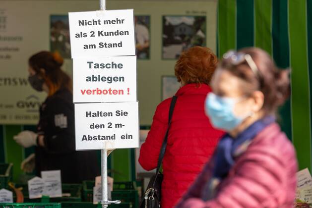Wiesbaden, weekly market, 25 04 2020, Shopping at the Wiesbaden weekly market in times of corona crisis at the Dernsche Gelände Signs at the sales booth Wiesbaden weekly market Hessen Germany