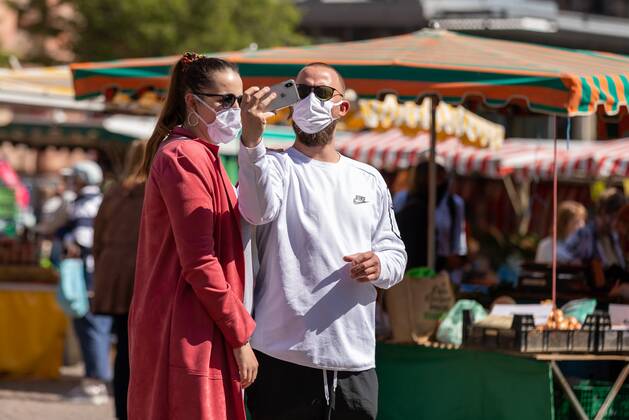 Wiesbaden, weekly market, 25 04 2020, Shopping at the Wiesbaden weekly market in times of the Corona crisis at the Dernsche Gelände Two people with mouthguards make a Selfie Wiesbaden weekly market Hessen Germany