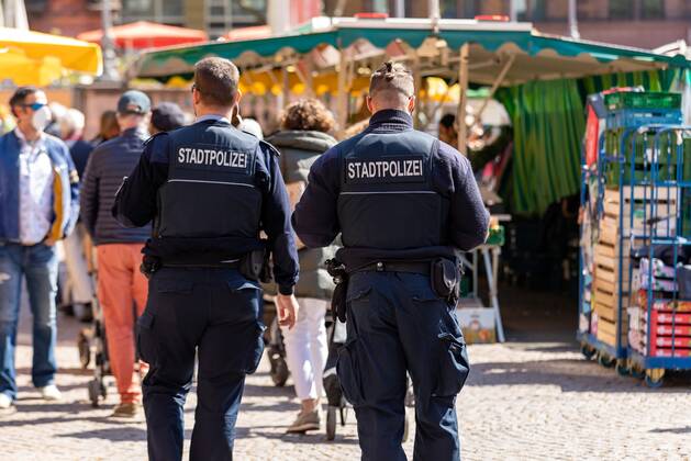 Wiesbaden, Weekly Market, 25 04 2020, Shopping at the Wiesbaden weekly market in times of the Corona crisis at the Dernsche Gelände The city police controls the Wiesbaden weekly market Weekly market Hessen Germany