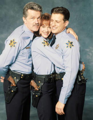 PICKET FENCES, from left: Tom Skerritt, Lauren Holly, Costas Mandylor, 1992-96. TM and Copyright 20th Century Fox Film Corp. All rights reserved, Courtesy: Everett Collection !ACHTUNG AUFNAHMEDATUM GESCHÃ„TZT! PUBLICATIONXNOTxINxCANxCHNxFRAxITAxJPNxNORxPOLxRUSxESPxUKxUSA Copyright: x20thCentFox CourtesyxEverettxCollectionx TCDPIFE FE010