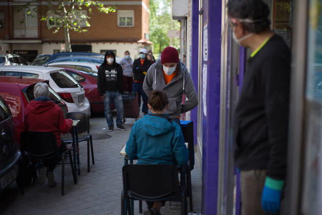 Spain: Food distribution due to Covid-19 crisis several people wait their turn to receive food. Madrid Madrid Spain Copyright: FerxCapdeponxArroyo