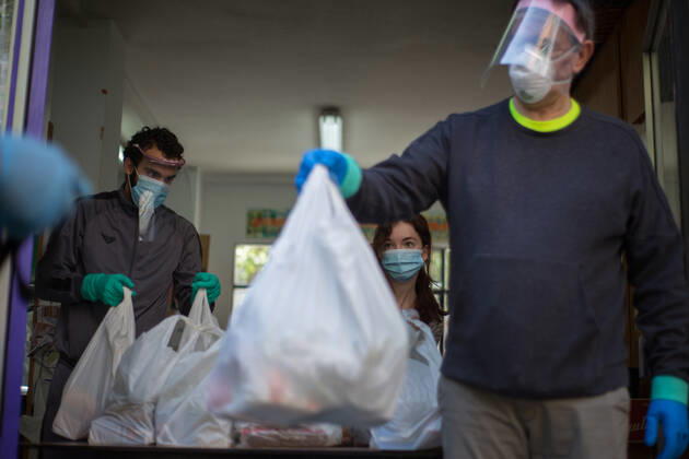 Spain: Food distribution due to Covid-19 crisis A volunteer delivers food at the Aluche Neighbors Association Madrid Madrid Spain Copyright: FerxCapdeponxArroyo