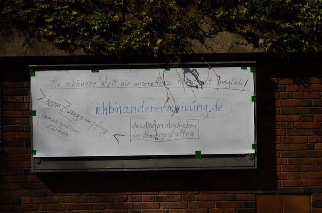Lockdown end immediately Demonstration on Südermarkt in Flensburg The Communication Centre for Democratic Resistance is holding a demonstration on 25 04 2020 in Flensburg on Südermarkt, city centre here banner on the wall of the platform on Südermarkt
