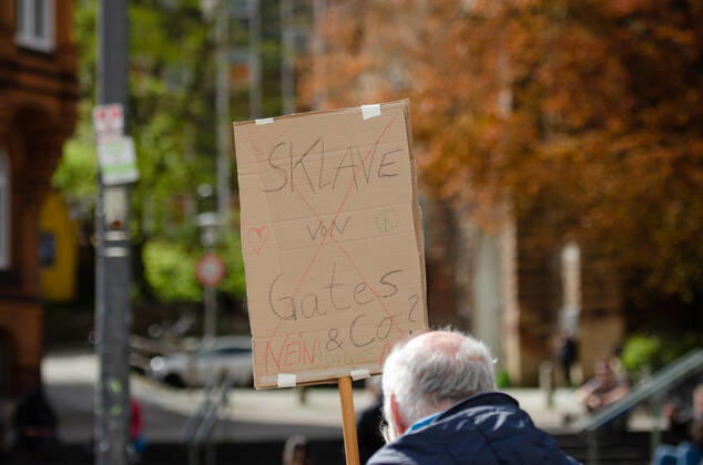 Stop lockdown immediately Demonstration on Südermarkt in Flensburg The Communication Center Democratic Resistance organizes a demonstration on 25 04 2020 in Flensburg on Südermarkt, city center Demonstrator holds up trot parade with the inscription Slave of Gates Co No