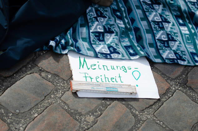 Lockdown immediately end demonstration on Südermarkt in Flensburg The Communication Centre for Democratic Resistance is organising a demonstration on 25 04 2020 in Flensburg on Südermarkt, in the city centre here a banner with the words Freedom of Opinion , in front a folding rule, behind a ceiling