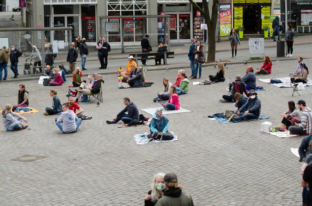 Lockdown end immediately Demonstration on Südermarkt in Flensburg The Communication Centre for Democratic Resistance is organising a demonstration on 25 04 2020 in Flensburg on Südermarkt, city centre here view from platform Südermarkt