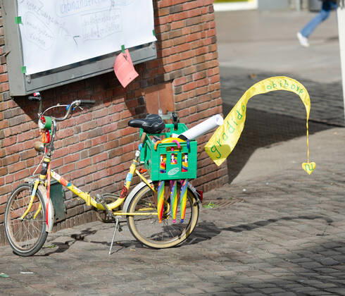Lockdown end immediately Demonstration on Südermarkt in Flensburg The Communication Centre for Democratic Resistance is organising a demonstration on 25 04 2020 in Flensburg on Südermarkt, city centre bicycle decorated with propaganda from the organisation Gradido