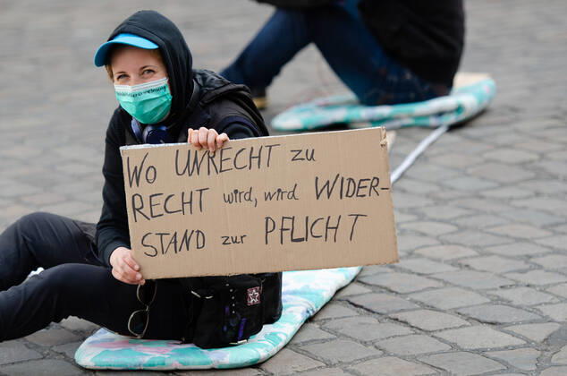 Lockdown end immediately Demonstration on Südermarkt in Flensburg The Communication Centre for Democratic Resistance is organising a demonstration on 25 04 2020 in Flensburg on Südermarkt, Innenstadt Woman holding banner Where injustice becomes right, resistance becomes a duty