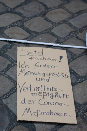 Stop lockdown immediately Demonstration on Südermarkt in Flensburg The Communication Centre for Democratic Resistance is organising a demonstration on 25 04 2020 in Flensburg on Südermarkt, city centre here banner with the words Sied wachsam I demand diversity of opinion and proportionality of the Corona measures