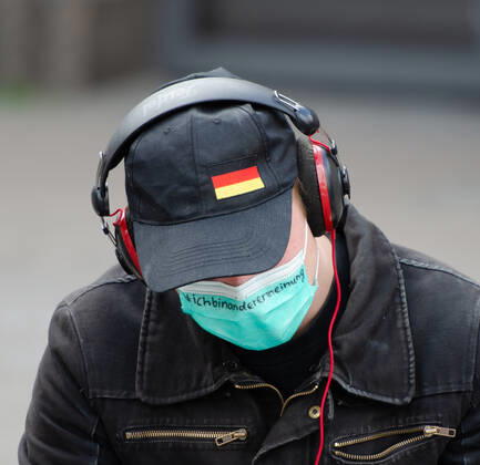 Lockdown immediately end demonstration on Südermarkt in Flensburg The Communication Centre for Democratic Resistance is organising a demonstration on 25 04 2020 in Flensburg on Südermarkt in the city centre. Demonstrators wear masks and headphones, wear masks where it is written I disagree, they sit on the floor, reading in their hands Basic Law