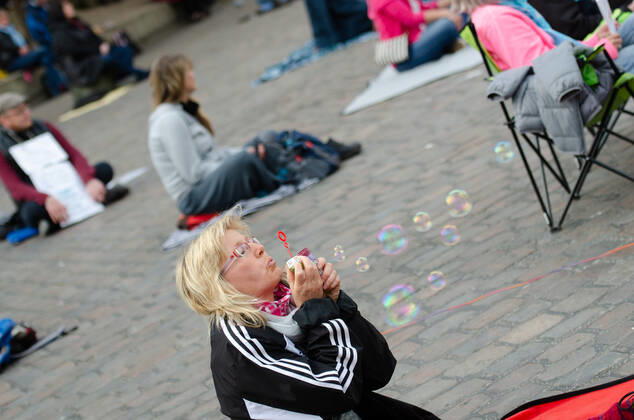 Lockdown immediately end demonstration on Südermarkt in Flensburg The Communication Centre for Democratic Resistance is organising a demonstration on 25 04 2020 in Flensburg on Südermarkt, city centre Woman spraying soap bubbles