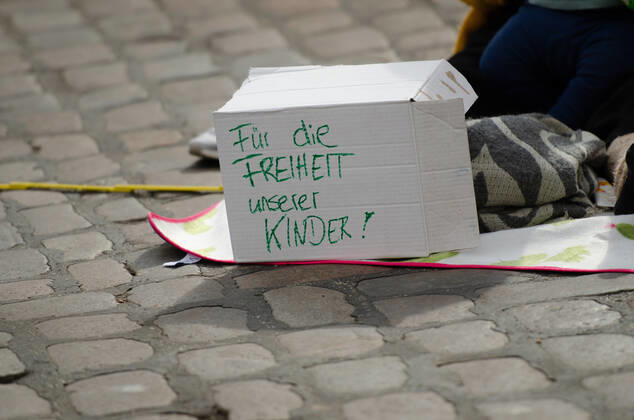 Lockdown immediately end demonstration on Südermarkt in Flensburg The Communication Centre for Democratic Resistance is holding a demonstration on 25 04 2020 in Flensburg on Südermarkt, city centre cardboard box with the inscription Fü die Freiheit unserer Kinder