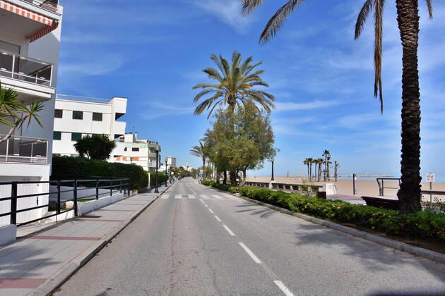 April 25, 2020, Vendrell, Tarragona, Spain: Deserted Paseo Marina Blanca in the town of Vendrell Tarragona during confinement..43 days since the government of Spain decreed the state of alarm and confinement due to the health crisis of Covid-19, empty beaches, empty streets of the coastal towns of the province of Tarragona as well as motorways without vehicles are the scenes of the day. Vendrell Spain - ZUMAs197 20200425_zaa_s197_117 Copyright: xRamonxCostax