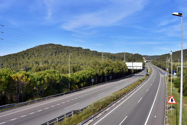 April 25, 2020, Calafell, Tarragona, Spain: The C-32 motorway completely empty during confinement..43 days since the government of Spain decreed the state of alarm and confinement due to the health crisis of Covid-19, empty beaches, empty streets of the coastal towns of the province of Tarragona as well as motorways without vehicles are the scenes of the day. Calafell Spain - ZUMAs197 20200425_zaa_s197_114 Copyright: xRamonxCostax