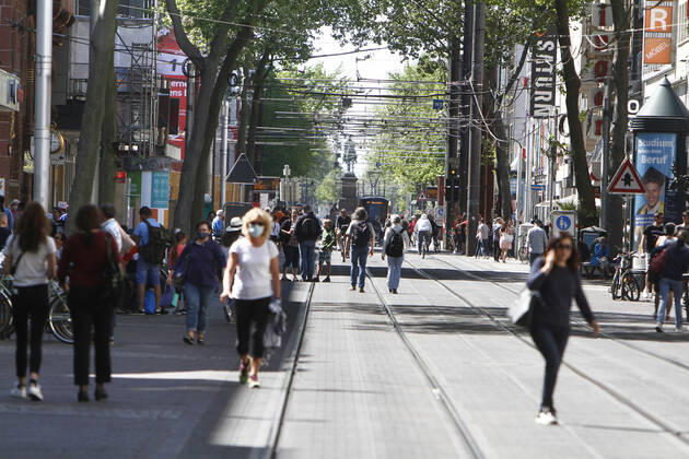 Following the relaxation of protective measures and the reopening of shops, the Kaiserstraßel shopping street and pedestrian zone in the centre of Karlsruhe is once again filled with many passers-by who do not always keep the prescribed minimum distance and contact ban, Hesse, Germany