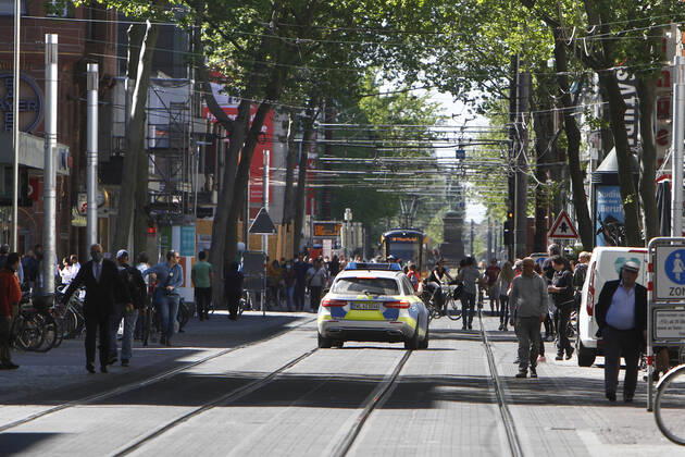 A police patrol of the Baden Württemberg state police checks the compliance with the contact prohibitions and minimum distances on the shopping street and pedestrian zone Kaiserstraße in the city centre of Karlsruhe, Baden Württemberg, Bavaria, Germany