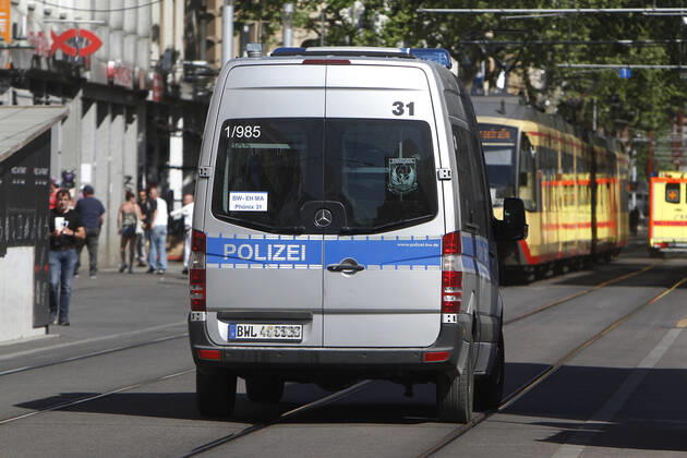 A police patrol of the Baden Württemberg state police checks the compliance with the contact prohibitions and minimum distances on the shopping street and pedestrian zone Kaiserstraße in the city centre of Karlsruhe, Baden Württemberg, Bavaria, Germany