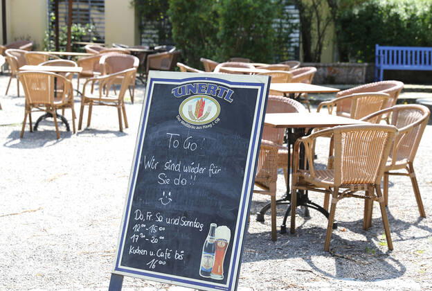 Corona crisis Distance rules Cafe advertises for customers who take cake, coffee and food with them in Schondorf am Ammersee, Schondorf am Ammersee Bavaria Germany Beach promenade