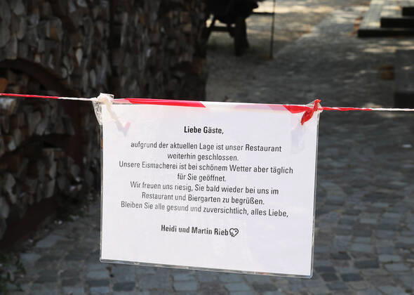Corona Crisis Distance rules Information sign at the Fischer Wirt why the restaurant is closed, Stegen am Ammersee Bavaria Germany Strandpromenade