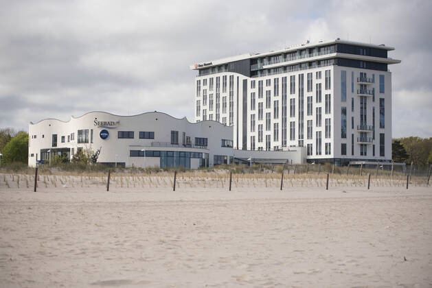 The empty Baltic Sea beach on Sunday in Rostock Warnemünde, Mecklenburg Vorpommern Rostock Waenemünde Copyright: FrankxHormannx xnordlicht