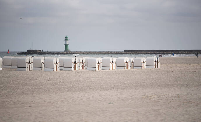 The empty Baltic Sea beach on Sunday in Rostock Warnemünde, Mecklenburg Vorpommern Rostock Waenemünde Copyright: FrankxHormannx xnordlicht