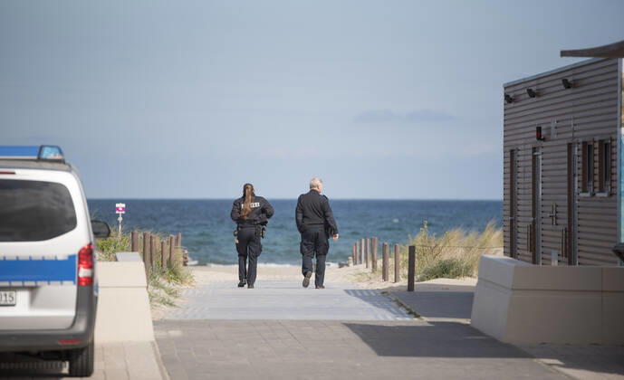 Police patrol on the Baltic Sea beach on Sunday in Rostock Warnemünde, Mecklenburg Vorpommern Rostock Waenemünde Copyright: FrankxHormannx xnordlicht