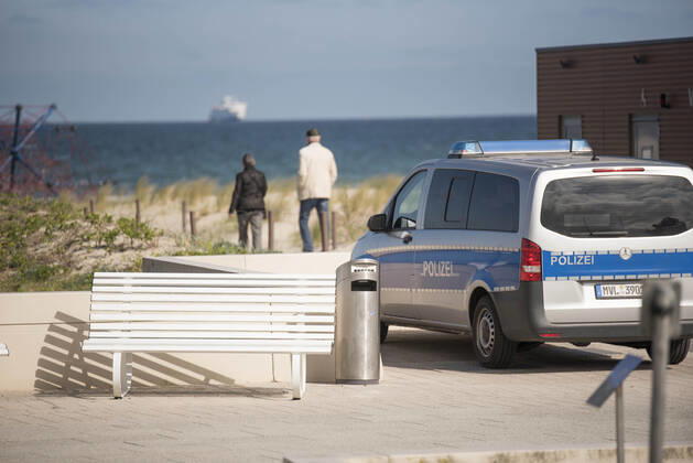 Police patrol on the Baltic Sea beach on Sunday in Rostock Warnemünde, Mecklenburg Vorpommern Rostock Waenemünde Copyright: FrankxHormannx xnordlicht