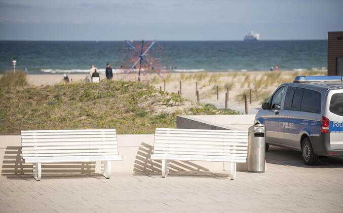 The empty Baltic Sea beach on Sunday in Rostock Warnemünde, Mecklenburg Vorpommern Rostock Waenemünde Copyright: FrankxHormannx xnordlicht