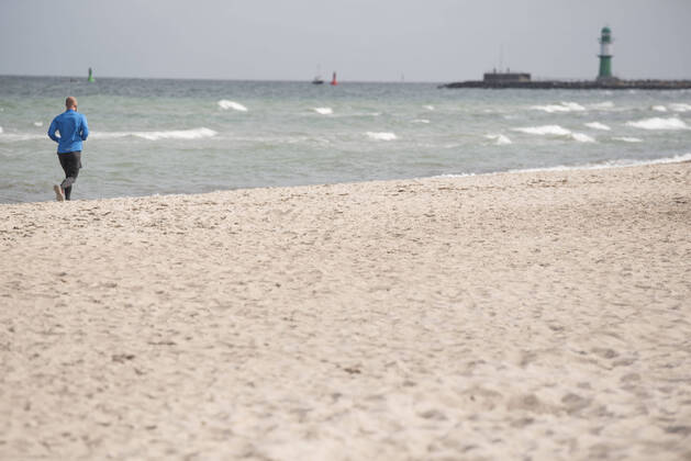 The empty Baltic Sea beach on Sunday in Rostock Warnemünde, Mecklenburg Vorpommern Rostock Waenemünde Copyright: FrankxHormannx xnordlicht