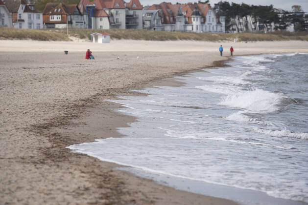 The empty Baltic Sea beach on Sunday in Rostock Warnemünde, Mecklenburg Vorpommern Rostock Waenemünde Copyright: FrankxHormannx xnordlicht