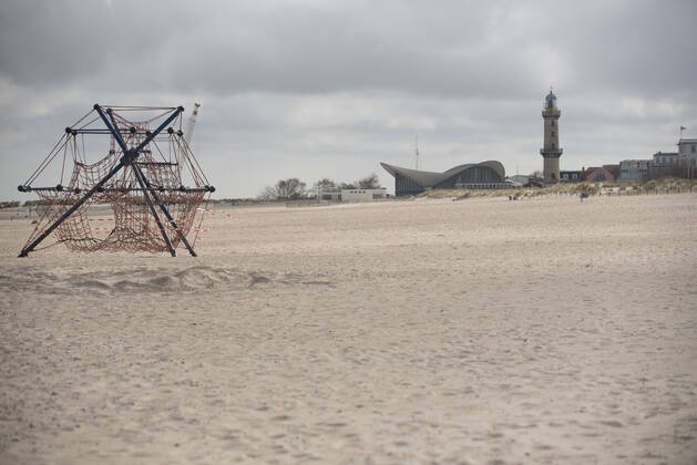 The empty Baltic Sea beach on Sunday in Rostock Warnemünde, Mecklenburg Vorpommern Rostock Waenemünde Copyright: FrankxHormannx xnordlicht