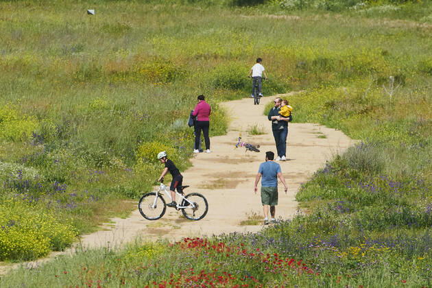 April 26, 2020, Madrid, Madrid, Spain: Children play with their parents in the field after 45 days at home without being able to leave as a measure of confinement for the Covid-19 on April 26, 2020 in Madrid, Spain .Children in Spain, which has had one of the stricter lockdowns in Europe, are now allowed to leave their homes for up to an hour per day. The country has had more than 220,000 confirmed cases of COVID-19 and over 20,000 reported deaths, although the rate has declined after weeks of quarantine measures Madrid Spain - ZUMAg15_ 20200426_zaf_g15_013 Copyright: xJackxAbuinx