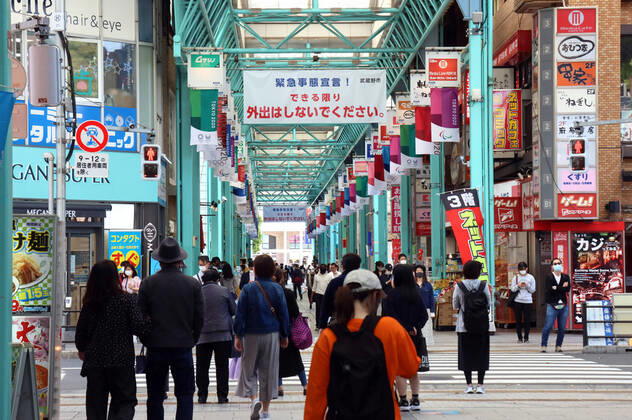 April 26, 2020, Tokyo, Japan - A shopping arcade is crowded with shoppers in Tokyo on Sunday, April 26, 2020. Tokyo Governor Yuriko Koike asked Tokyo residents to stay home during the Golden Week, a week long holidays.  (125725983)