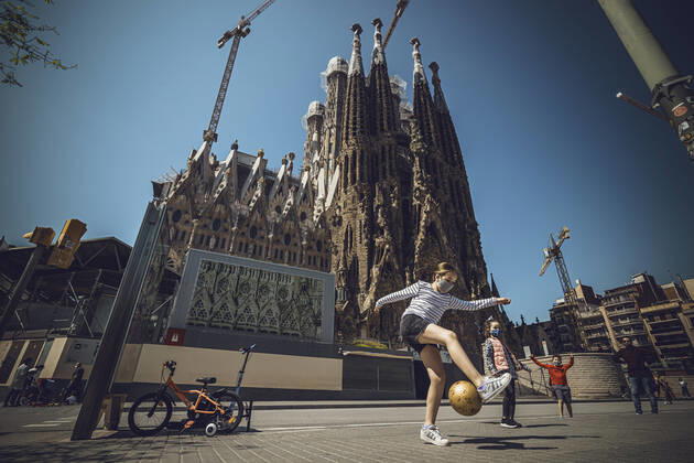 April 26, 2020: A girl wearing a protective face mask plays with a ball in front of Barcelona s Sagrada Familia Basilica as Spain eases the curfew rules for under 14 years old granting them an one hour accompanied walk through the near neighborhood after six weeks of a nationwide lockdown due to the continuous spread of the corona virus. Spain registered nearly 400 new fatalities totaling a death toll close to 23000 so far. - ZUMAo105 20200426_zap_o105_007 Copyright: xMatthiasxOesterlex