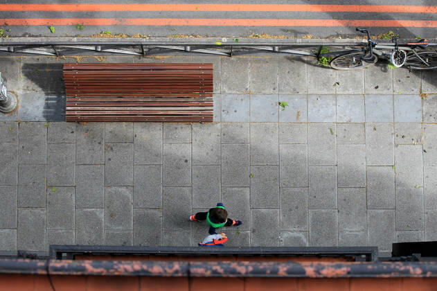 Children begin to go outside on April 26 in Madrid, Spain. (2020042608)