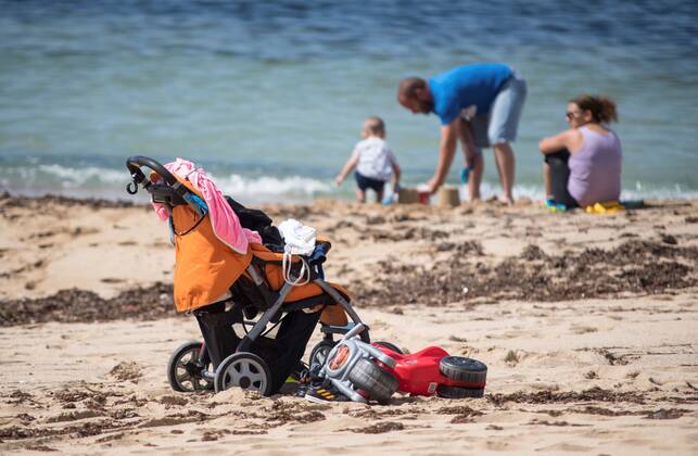 A family enjoy in a beach of Palma, Balearics, Spain, 26 April 2020, on the first day in which minors are allowed an hour a day walk since lockdown was ordered in Spain 43 days ago in an attempt to flatten the coronavirus curve. Minors allowed an hour a day walk during lockdown !ACHTUNG: NUR REDAKTIONELLE NUTZUNG!  Copyright: xAtienzax GRAF6300 20200426-637235178477667331