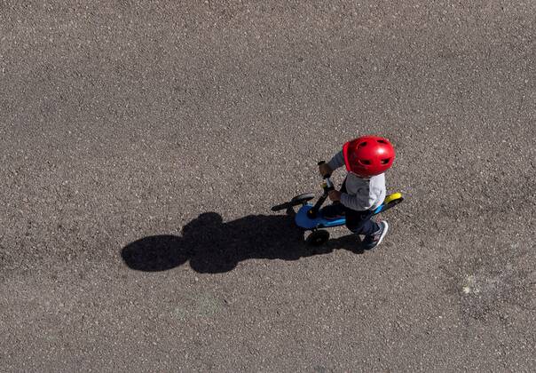 A boy enjoys with his scooter in Palma, Balearics, Spain, 26 April 2020, on the first day in which minors are allowed an hour a day walk since lockdown was ordered in Spain 43 days ago in an attempt to flatten the coronavirus curve. Minors allowed an hour a day walk during lockdown !ACHTUNG: NUR REDAKTIONELLE NUTZUNG!  Copyright: xAtienzax GRAF6312 20200426-637235178494229819
