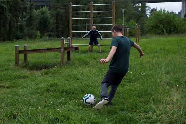 Two kids play soccer in Barbadas, Orense, Spain, 26 April 2020, on the first day in which minors are allowed an hour a day walk since lockdown was ordered in Spain 43 days ago in an attempt to flatten the coronavirus curve. Minors allowed an hour a day walk during lockdown !ACHTUNG: NUR REDAKTIONELLE NUTZUNG!  Copyright: xBraisxLorenzox GRAF6332 20200426-637235182207975193