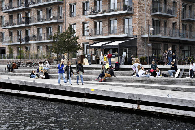 The Copenhageners enjoy the spring sun at Gothenburg Square and Sandkaj in Nordhavnen in Copenhagen on Sunday, April 26, 2020 There is a ban on more than ten people because of the danger of contagion with coronavirus covid 19 perceived less than it really is , Copenhagen Denmark,  Copyright: PhilipxDavali PhilipxDavalix COP107 spdk20200426-175125-L