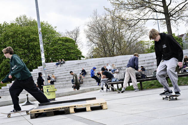 The Copenhageners enjoy the spring sun at Israels Square in Copenhagen on Sunday, April 26, 2020 There is a ban on more than ten people because of the danger of infection with coronavirus covid 19 NOTE really is , Copenhagen Denmark,  Copyright: PhilipxDavali PhilipxDavalix COP107 spdk20200426-175132-L