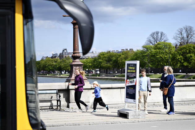 Copenhageners enjoy spring sun on Queen Louises Bridge in Copenhagen on Sunday, April 26, 2020 There is a ban on assembly of over ten people because of the danger of infection with coronavirus covid 19, Copenhagen Denmark,  Copyright: PhilipxDavali PhilipxDavalix COP107 spdk20200426-175223-L