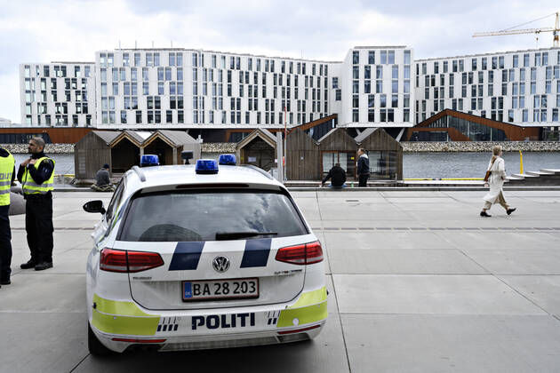 Police patrol while Copenhageners enjoy spring sun at Gothenburg Plads and Sandkaj in Nordhavnen in Copenhagen on Sunday, April 26, 2020 There is a ban on more than ten people because of the danger of infection with coronavirus covid 19, Copenhagen Denmark,  Copyright: PhilipxDavali PhilipxDavalix COP107 spdk20200426-175235-L
