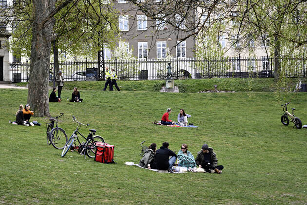 Police patrol while the Copenhageners enjoy the spring sun in the Orestedsparken in Copenhagen on Sunday, April 26, 2020 There are assembly bans of more than ten people due to the danger of infection with coronavirus covid 19 NOTE one it really is , Copenhagen Denmark,  Copyright: PhilipxDavali PhilipxDavalix COP107 spdk20200426-175309-L