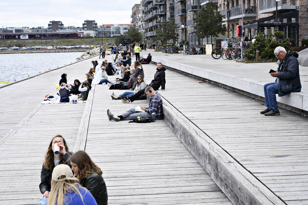 The Copenhageners enjoy the spring sun at Gothenburg Square and Sandkaj in Nordhavnen in Copenhagen on Sunday, April 26, 2020 There is a ban on more than ten people because of the danger of contagion with coronavirus covid 19 perceived less than it really is , Copenhagen Denmark,  Copyright: PhilipxDavali PhilipxDavalix COP107 spdk20200426-175329-L