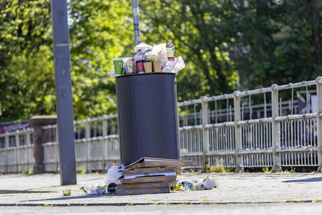 DEU, Germany, Baden Württemberg, Esslingen, 26 04 2020 Take away instead of going to a restaurant The out-of-home sale during the Corona crisis is causing the mountains of waste in the cities to grow