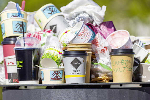 DEU, Germany, Baden Württemberg, Esslingen, 26 04 2020 Take away instead of going to a restaurant The out-of-home sale during the Corona crisis is causing the mountains of waste in the cities to grow