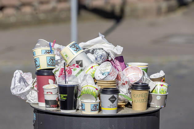 DEU, Germany, Baden Württemberg, Esslingen, 26 04 2020 Take away instead of going to a restaurant The out-of-home sale during the Corona crisis is causing the mountains of waste in the cities to grow