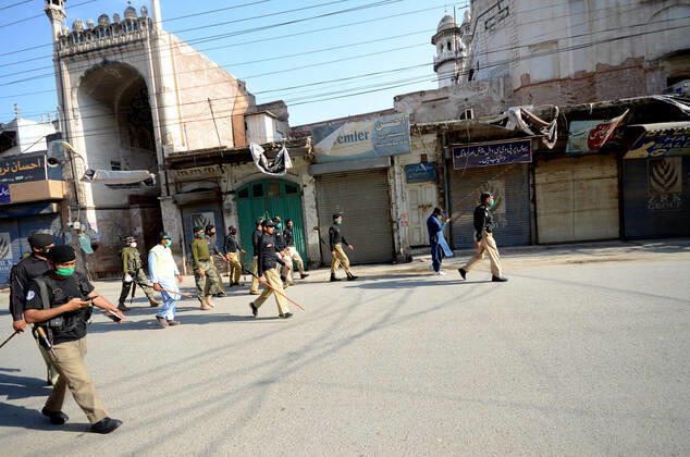 Pakistan: Police officials closing shops Police officials closing shops in the city for precautionary measures to prevent corona virus. Authorities appealed for people to avoid public gatherings to curb the spread of the corona virus and close shops until four o clock in the month of Ramadan. Peshawar Khyber Pakhtunkhwa Pakistan Copyright: HussainxAli